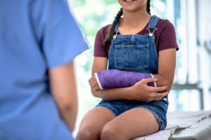 girl with broken arm visits orthopedic clinic